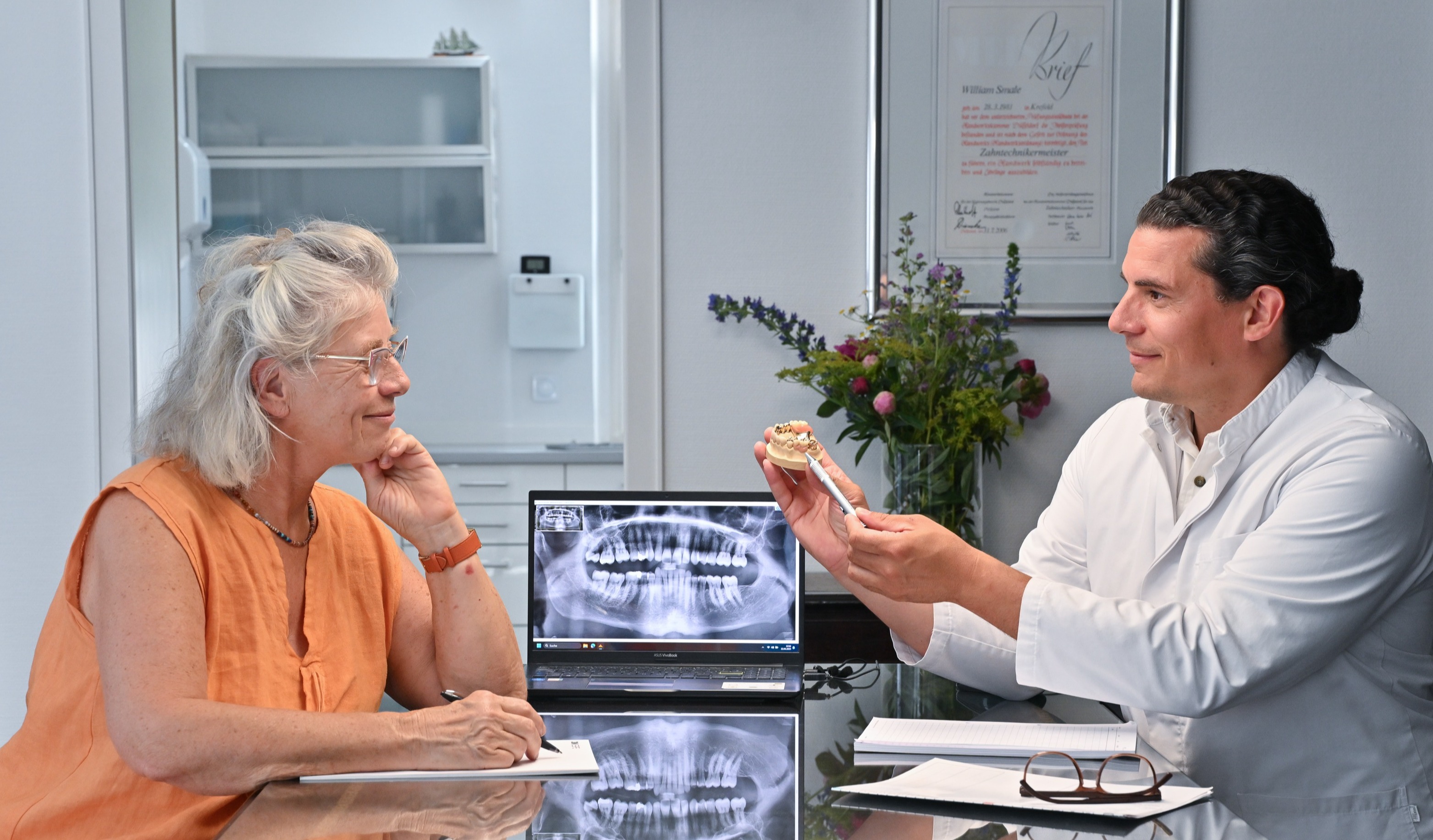 Beratung: Zahnersatz für Senioren